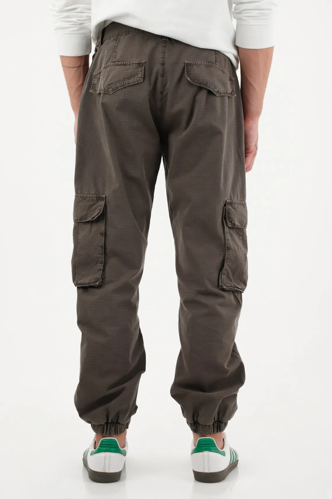 Pantalón tipo Jogger con bolsillos cargo café para hombre